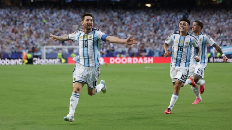 Messi nga një tjetër “planet”, hyn në histori me tre rekorde në Botëror