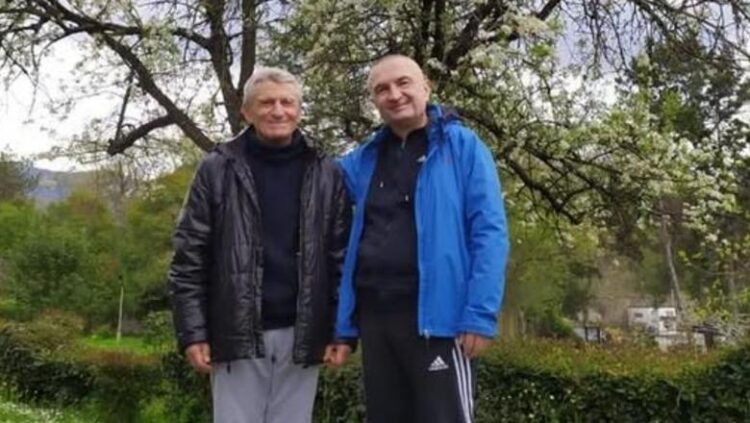 Ilir Meta lë përkohësisht burgun, niset drejt Skraparit për t’i dhënë lamtumirën e fundit babait