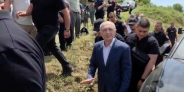 Meta mbërrin në Skrapar për ceremoninë e përcjelljes së të atit drejt banesës së fundit (Video)