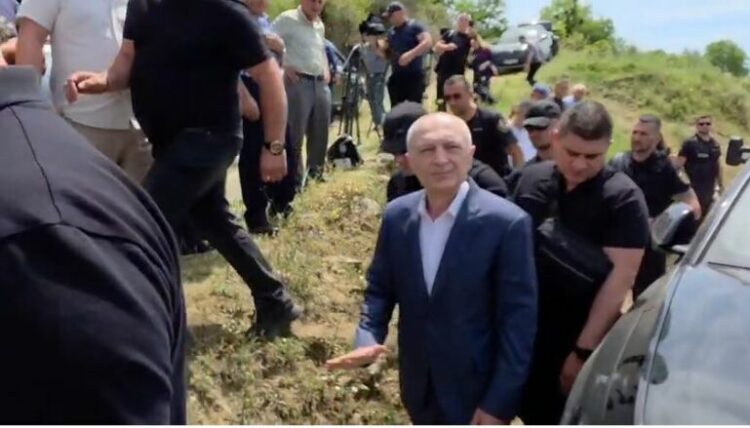 Meta mbërrin në Skrapar për ceremoninë e përcjelljes së të atit drejt banesës së fundit (Video)