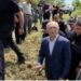 Meta mbërrin në Skrapar për ceremoninë e përcjelljes së të atit drejt banesës së fundit (Video)