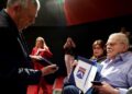 Një mbrëmje për një kolos të skenës shqiptare, shfaqet dokumentari për ikonën Robert Ndrenika