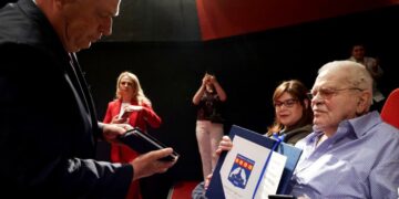 Një mbrëmje për një kolos të skenës shqiptare, shfaqet dokumentari për ikonën Robert Ndrenika