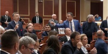 Tensione në Kuvend, Noka ‘sulmon’ Ballën: Në të s*mës do shkosh edhe ti o vrasës dhe trafikant