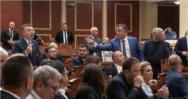 Tensione në Kuvend, Noka ‘sulmon’ Ballën: Në të s*mës do shkosh edhe ti o vrasës dhe trafikant