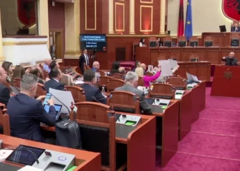 Ulsi Manja flet në foltore, deputetet e PD-së këndojnë  ‘refrenin’ e protestuesve: “Rama jepe dorëheqjen”