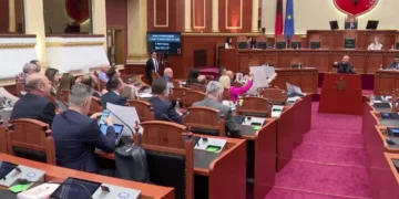 Ulsi Manja flet në foltore, deputetet e PD-së këndojnë  ‘refrenin’ e protestuesve: “Rama jepe dorëheqjen”