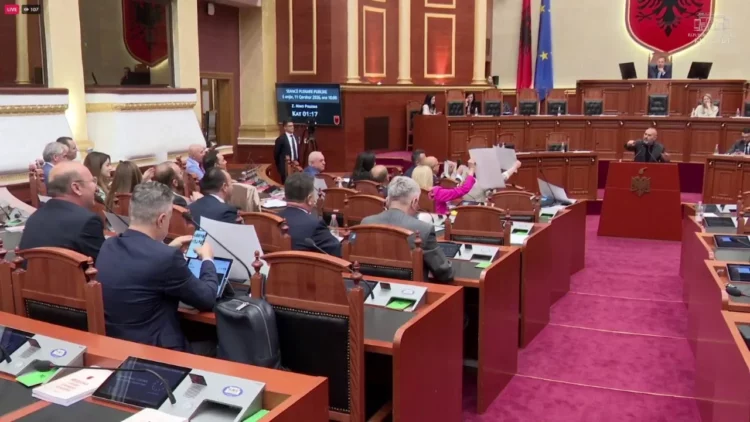 Ulsi Manja flet në foltore, deputetet e PD-së këndojnë  ‘refrenin’ e protestuesve: “Rama jepe dorëheqjen”
