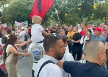 “Rama n’burg, Berisha n’burg”/ Tensione te selia e PD-së, përplasje mes protestuesve dhe demokratëve