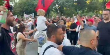 “Rama n’burg, Berisha n’burg”/ Tensione te selia e PD-së, përplasje mes protestuesve dhe demokratëve