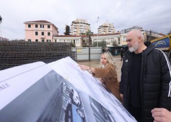 “Kafshohen” 11 mijë m2 tek Parku i Liqenit/ Tenderi 9 miliardë lekë për parkimin e autobuzëve tek hyrja veriore dhe denoncimi në KPP për fondin