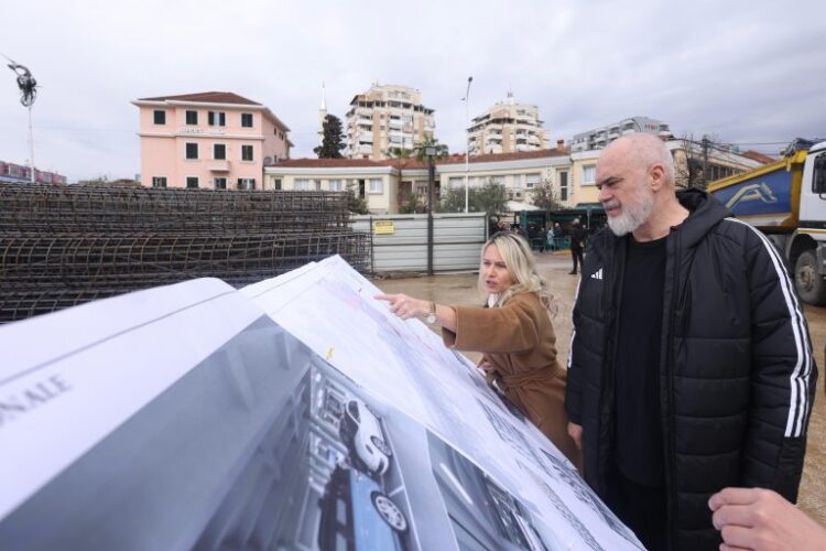 “Kafshohen” 11 mijë m2 tek Parku i Liqenit/ Tenderi 9 miliardë lekë për parkimin e autobuzëve tek hyrja veriore dhe denoncimi në KPP për fondin