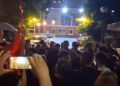 Ndërtimet në Zvërnec/ Protestuesit shkojnë te selia e PD, thërrasin në kor ‘opozitë e shitur’