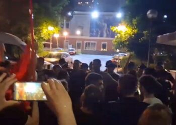 Ndërtimet në Zvërnec/ Protestuesit shkojnë te selia e PD, thërrasin në kor ‘opozitë e shitur’