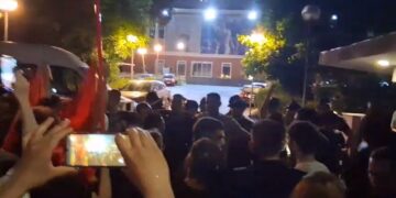 Ndërtimet në Zvërnec/ Protestuesit shkojnë te selia e PD, thërrasin në kor ‘opozitë e shitur’