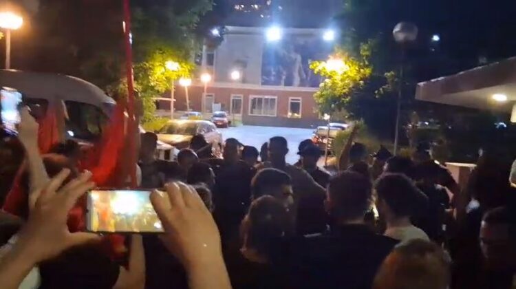 Ndërtimet në Zvërnec/ Protestuesit shkojnë te selia e PD, thërrasin në kor ‘opozitë e shitur’
