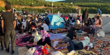 Një nga pelegrinazhet më të mëdha fetare në vend, mijëra besimtarë kalojnë natën në Kishën e Shna Ndout në Laç