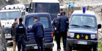 Të shtëna me armë zjarri gjatë një operacioni, vritet një efektiv policie dhe plagoset një tjetër në Korçë