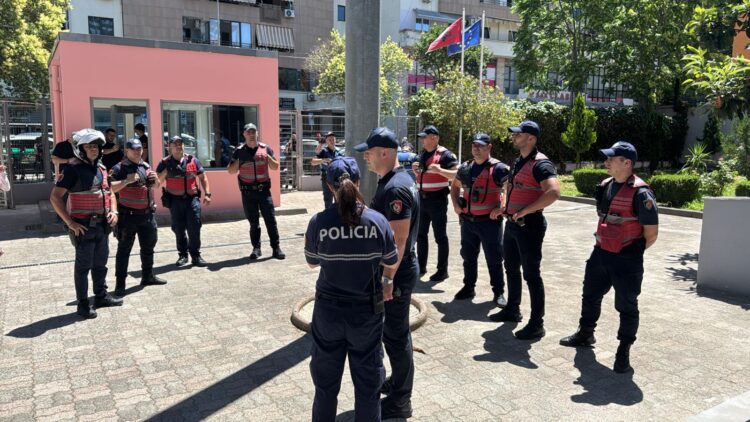 Përplasje fizike në GJKKO! Të pandehurit për vrasjen e Renis Dobrës konfliktohen brenda kafazit të xhamit