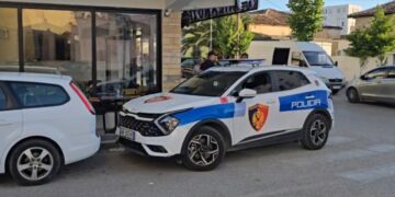 Plagosje me armë zjarri në Shijak, dy persona përplasen me njëri-tjetrin pas kjonfliktit
