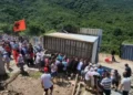 “Tokat e të parëve do t’i mbrojmë me gjak”, banorët e Nivicës mësyjnë Gjirin e Kakomesë