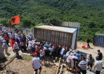 “Tokat e të parëve do t’i mbrojmë me gjak”, banorët e Nivicës mësyjnë Gjirin e Kakomesë