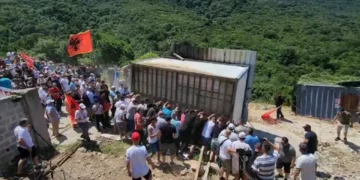 “Tokat e të parëve do t’i mbrojmë me gjak”, banorët e Nivicës mësyjnë Gjirin e Kakomesë