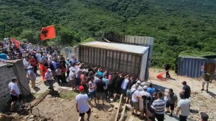 “Tokat e të parëve do t’i mbrojmë me gjak”, banorët e Nivicës mësyjnë Gjirin e Kakomesë