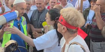 ‘Prej jush po bie protesta! Kush je ti që na drejton?’ Qytetarja i kërkon llogari Arben Kolës