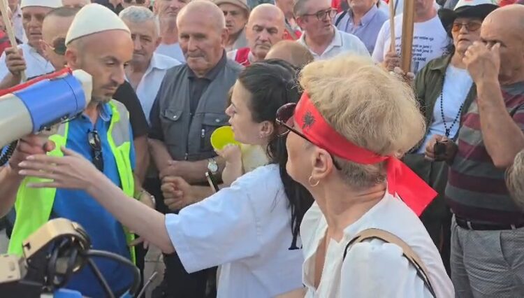 ‘Prej jush po bie protesta! Kush je ti që na drejton?’ Qytetarja i kërkon llogari Arben Kolës