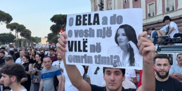 “Shesim Ramën edhe pse s’bën një lek”, Protesta e qytetarëve që po fiton me meme: Veç jep dorëheqjen!