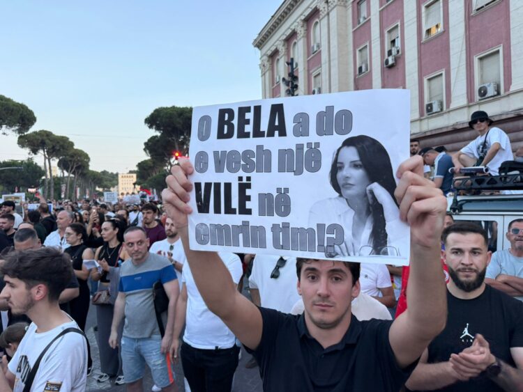 “Shesim Ramën edhe pse s’bën një lek!” Protesta e qytetarëve që po fiton me meme: Veç jep dorëheqjen!