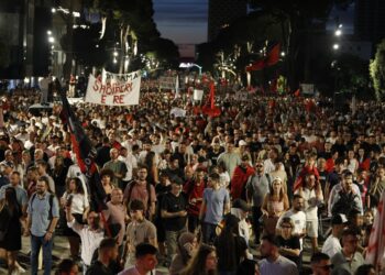 Sot mbahet protesta e 17 në Tiranë, qytetarët kërkojnë dorëheqjen e Edi Ramës