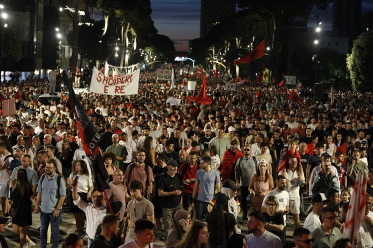 Sot mbahet protesta e 17 në Tiranë, qytetarët kërkojnë dorëheqjen e Edi Ramës