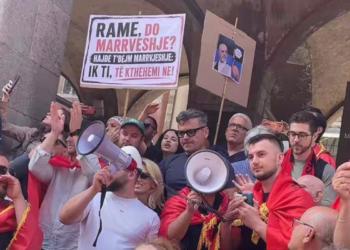 Protestat kundër Ramës shtrihen në Itali, shqiptarët mblidhen në sheshin “Duomo” të Milanos