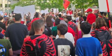 “Rama ik!”/ Shqiptarët mbushin sheshet në Paris, Stuttgart dhe Toronto kundër qeverisë
