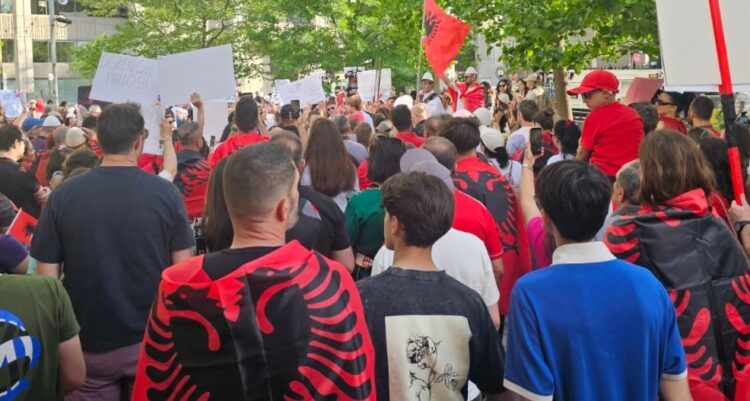 “Rama ik!”/ Shqiptarët mbushin sheshet në Paris, Stuttgart dhe Toronto kundër qeverisë