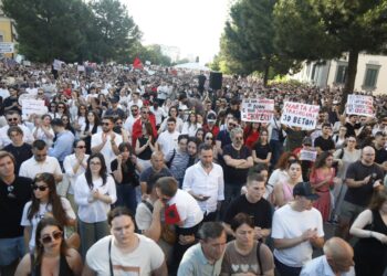 “Shqipëria nuk është në shitje”! Qytetarët zbresin sërish sot në shesh kundër projektit në Zvërnec