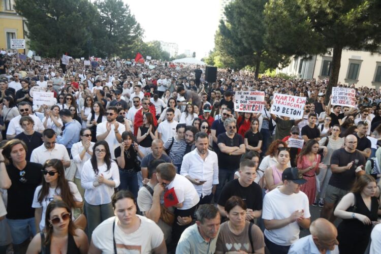 “Shqipëria nuk është në shitje”! Qytetarët zbresin sërish sot në shesh kundër projektit në Zvërnec