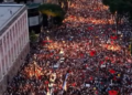 “Shqipëri e re”! Sot protesta e 11-të, mijëra qytetarë në shesh kërkojnë dorëheqjen e Ramës: Ju erdhi fundi