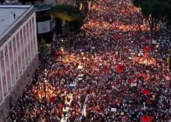 “Shqipëri e re”! Sot protesta e 11-të, mijëra qytetarë në shesh kërkojnë dorëheqjen e Ramës: Ju erdhi fundi