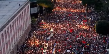 “Shqipëri e re”! Sot protesta e 11-të, mijëra qytetarë në shesh kërkojnë dorëheqjen e Ramës: Ju erdhi fundi