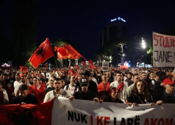 Thirrje për pjesëmarrje masive në protestën e sotme: Të jemi sa më shumë kundër antimitingut të Ramës!