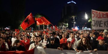 Thirrje për pjesëmarrje masive në protestën e sotme: Të jemi sa më shumë kundër antimitingut të Ramës!