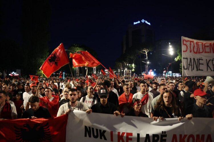 Thirrje për pjesëmarrje masive në protestën e sotme: Të jemi sa më shumë kundër antimitingut të Ramës!