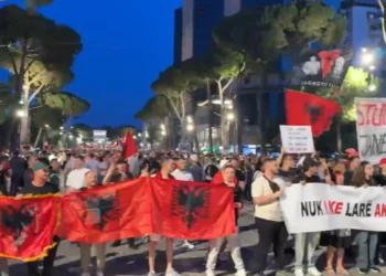 Rrëfimi i protestueses: Jam rritur jetime, politikanët s’e dinë ç’do të thotë të flesh me barkun bosh