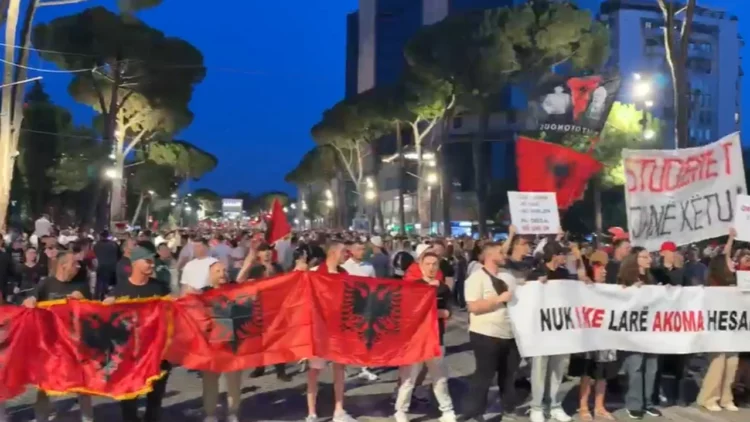 Rrëfimi i protestueses: Jam rritur jetime, politikanët s’e dinë ç’do të thotë të flesh me barkun bosh