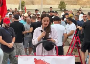 Dita e 26-të e protestës, nisin fjalimet para Kryeministrisë, qytetarët përsërisin 5 kërkesat: Duam qeveri teknike