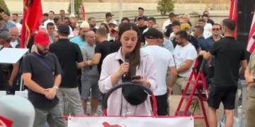 Dita e 26-të e protestës, nisin fjalimet para Kryeministrisë, qytetarët përsërisin 5 kërkesat: Duam qeveri teknike
