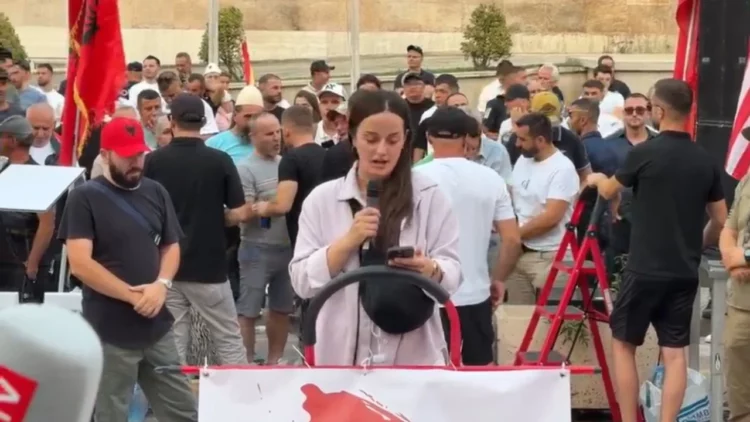 Dita e 26-të e protestës, nisin fjalimet para Kryeministrisë, qytetarët përsërisin 5 kërkesat: Duam qeveri teknike